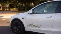 Американские регуляторы безопасности связываются с Tesla из-за неустойчивого движения роботакси