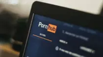 Pornhub уходит из Франции из-за закона о проверке возраста