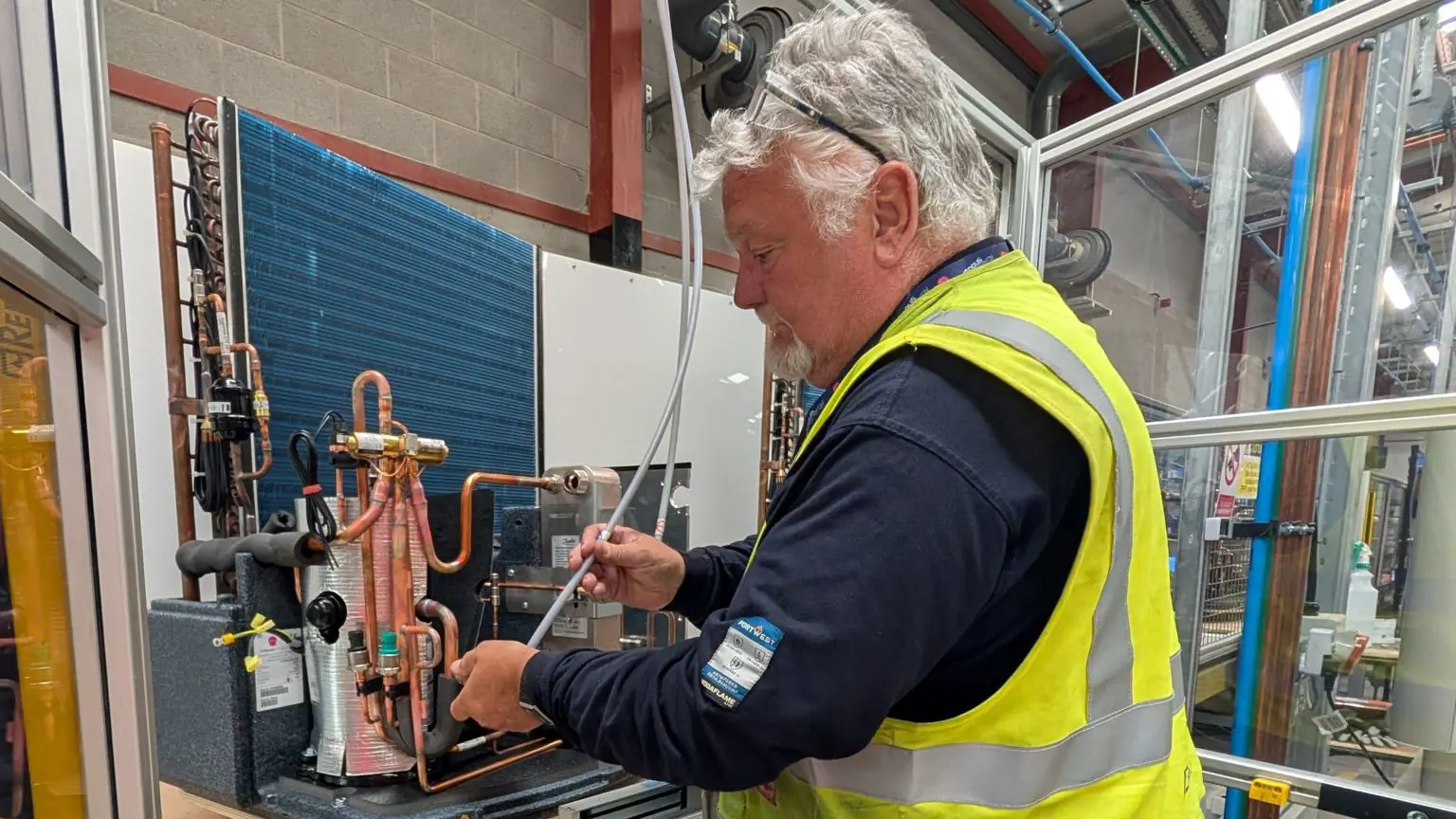 Производители тепловых насосов готовы к ажиотажу: придут ли клиенты? 1 Octopus производит тепловые насосы на своём заводе в Северной Ирландии