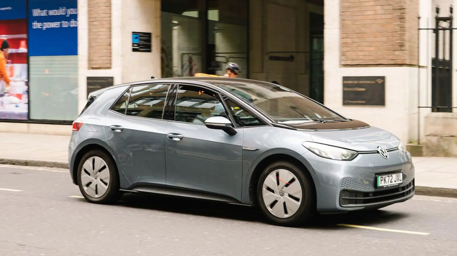 VW вводит ежемесячную подписку для увеличения мощности автомобиля 1 Серебристый автомобиль Volkswagen ID.3 едет по дороге в Лондоне.