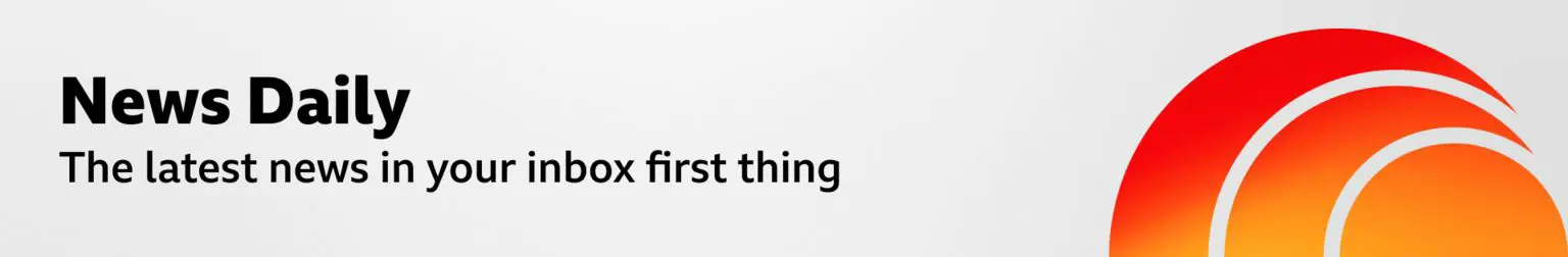 Rolls-Royce заявляет, что ИИ может сделать нас крупнейшей компанией Великобритании 2 Тонкий серый баннер с рекламой рассылки News Daily. Справа изображена оранжевая сфера с двумя концентрическими полумесяцами вокруг неё, переливающимися красно-оранжевым градиентом, напоминающим звуковую волну. Надпись на баннере: «Последние новости в вашем почтовом ящике первым делом».