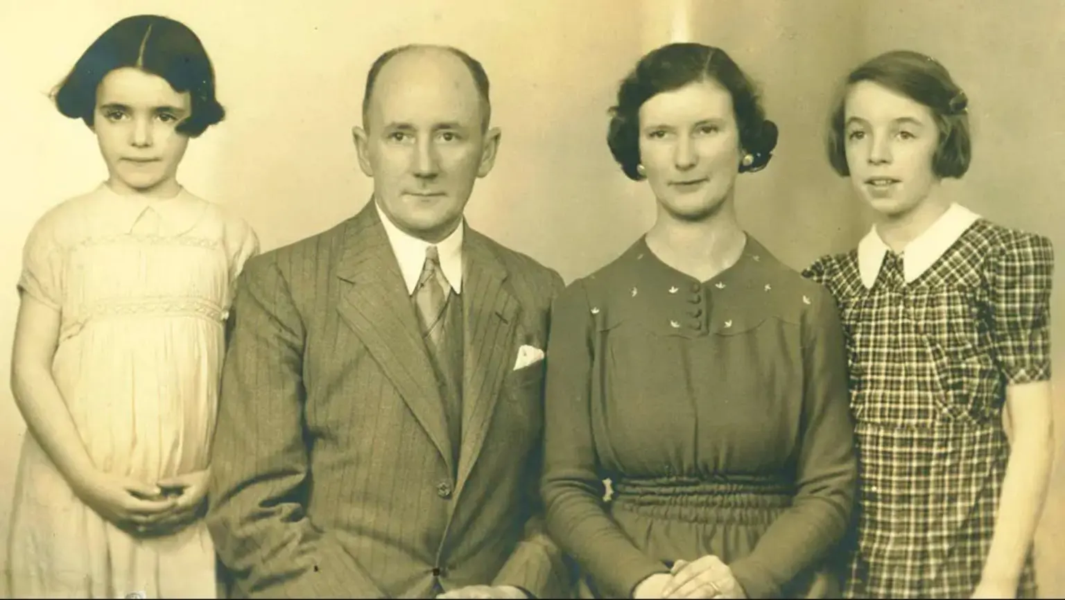 Стойкая, умная и опережающая своё время — как дама Стефани изменила роль женщин в технологической индустрии 3 Дама Стефани (слева) и её сестра, на фото с отцом-немцем и матерью-австрийкой, которые посадили их на поезд «Киндертранспорт», чтобы спастись из оккупированной нацистами Австрии.