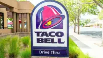 Taco Bell переосмысливает использование искусственного интеллекта (ИИ) в автокафе после того, как мужчина заказал 18 000 стаканов воды