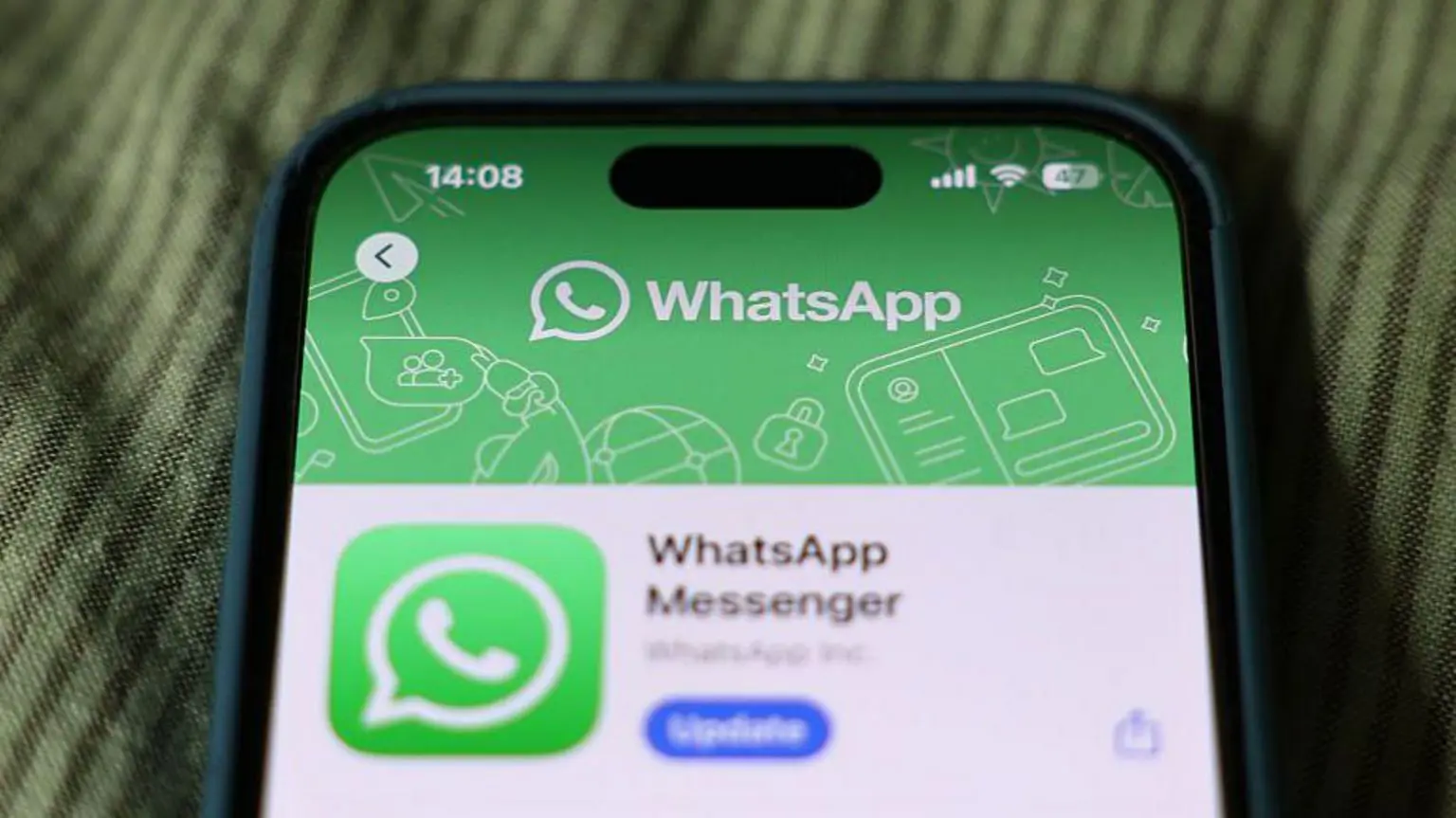 WhatsApp удалил более 6,8 млн аккаунтов, связанных с мошенничеством, сообщает Meta 1 На этой фотографии, сделанной в Кракове, Польша, 7 июня 2025 года, видно изображение WhatsApp в App Store на экране телефона.