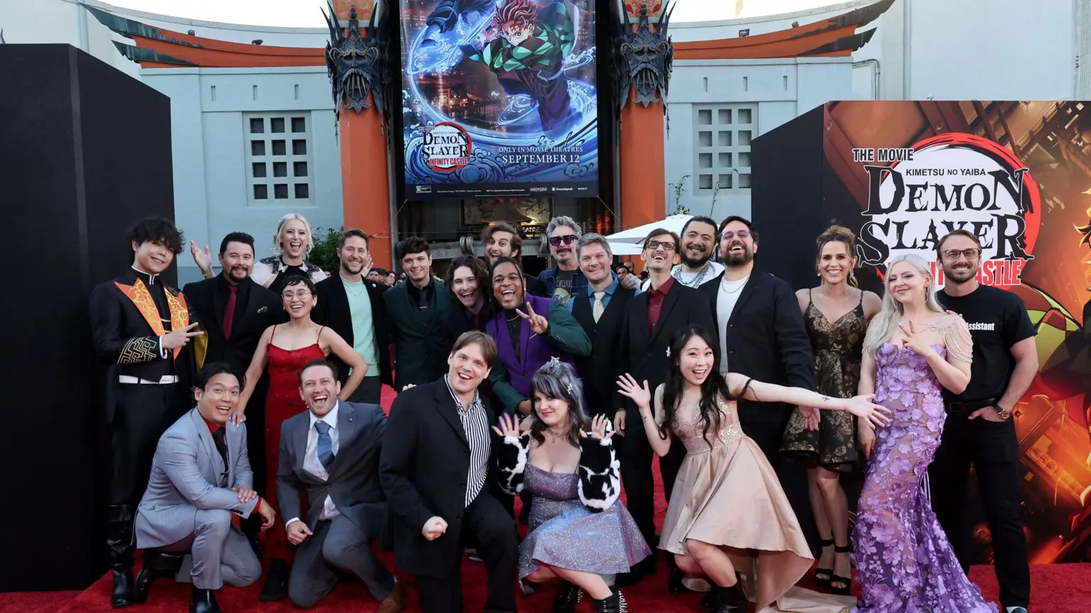 Звезда аниме-фильма «Убийца демонов» назвал успех своего фильма ошеломляющим 2 Зак и его коллеги по озвучке посетили премьеру «Замка бесконечности» в Лос-Анджелесе.