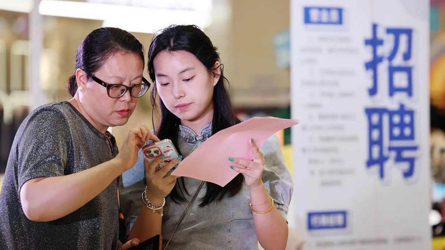 Китай запускает кампанию по удалению интернет-зануд 2 Китай сталкивается с рядом экономических проблем, включая безработицу среди молодёжи.