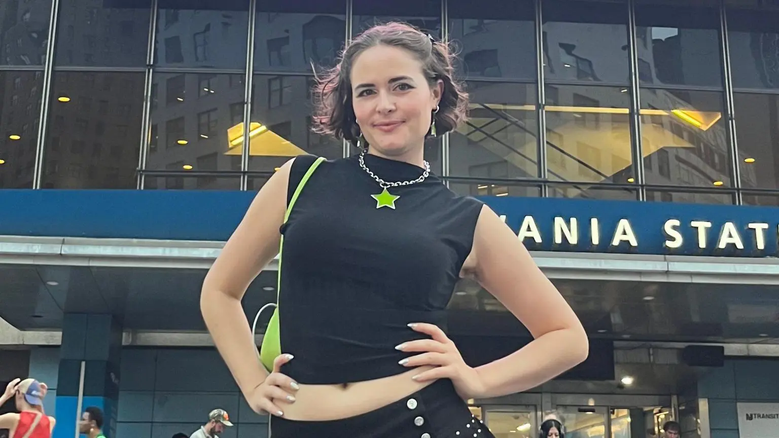 Создательница танцевального трека Charli XCX для Apple урегулировала судебный процесс с Roblox 1 Келли Хейер создала танец Apple, публикуя его ежедневно в течение двух недель, прежде чем он начал набирать популярность.