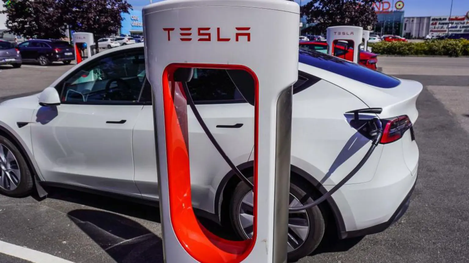 Бастующие шведские рабочие атакуют автопроизводителя Tesla 4 Несмотря на забастовку, автомобили Tesla остаются популярными в Швеции.