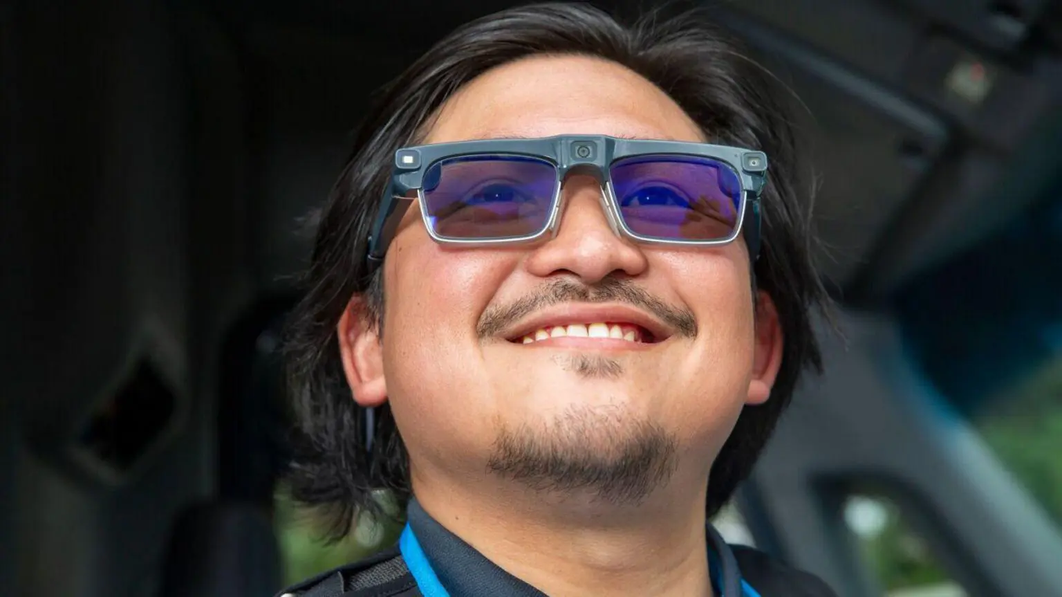 Amazon представила прототип умных очков с искусственным интеллектом для водителей доставки 1 Водитель службы доставки Amazon в прототипе умных очков технологического гиганта.