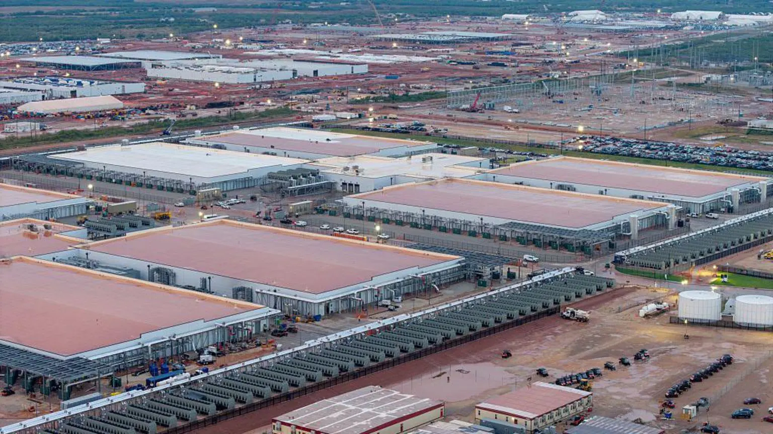 «Будет очень плохо»: в Кремниевой долине растут опасения по поводу лопнувшего пузыря ИИ 4 OpenAI хочет получить 500 миллиардов долларов на строительство комплекса мощностью 10 гигаватт, который строится в Техасе к концу этого года.