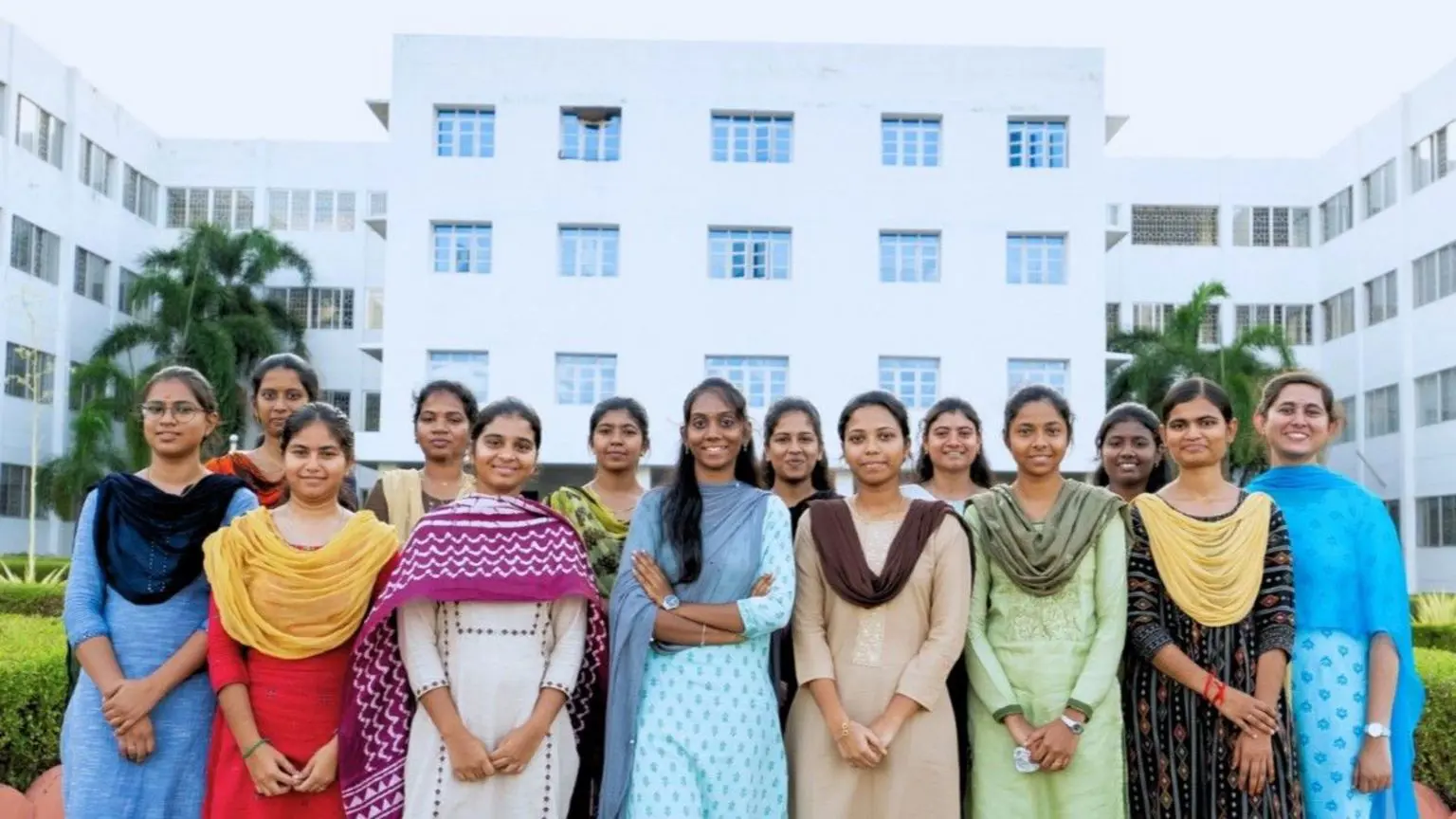 Почему ИИ обучают в сельской местности Индии 3 Около 60% сотрудников NextWealth — женщины.