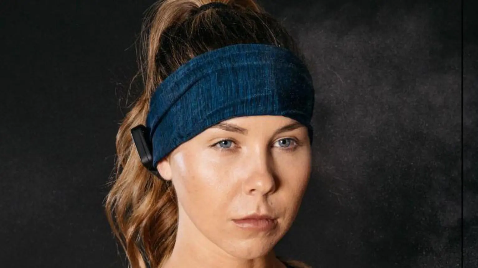 Как мой «туман в голове» в прямом эфире вызвал бурную дискуссию 4 Повязка на голову, разработанная американской технологической компанией Niraxx, использует частоты красного света для стимуляции мозга.