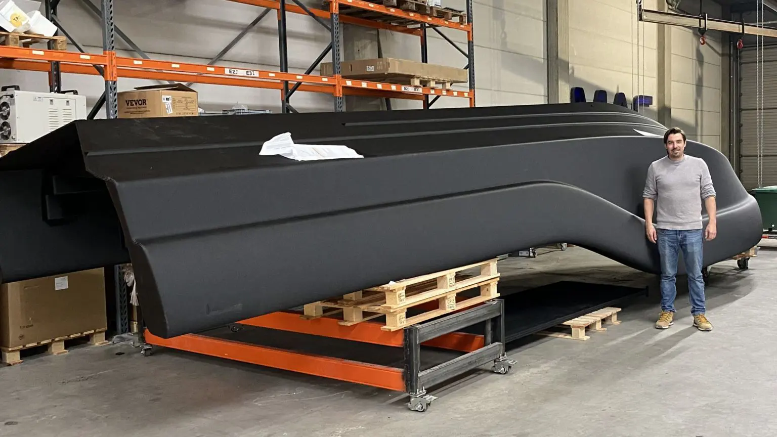 Станут ли лодки прорывом в технологии 3D-печати? 3 Маартен Логтенберг стоит с 8-метровым напечатанным корпусом