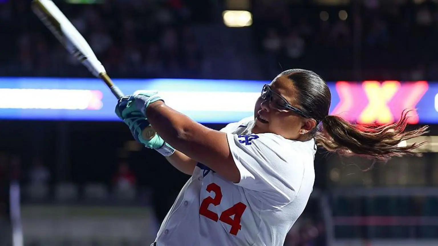 Главная лига бейсбола (MLB) заключила соглашения с Netflix, ESPN и NBCUniversal 1 Майя Перес на финале хоумран-дерби X Главной лиги бейсбола