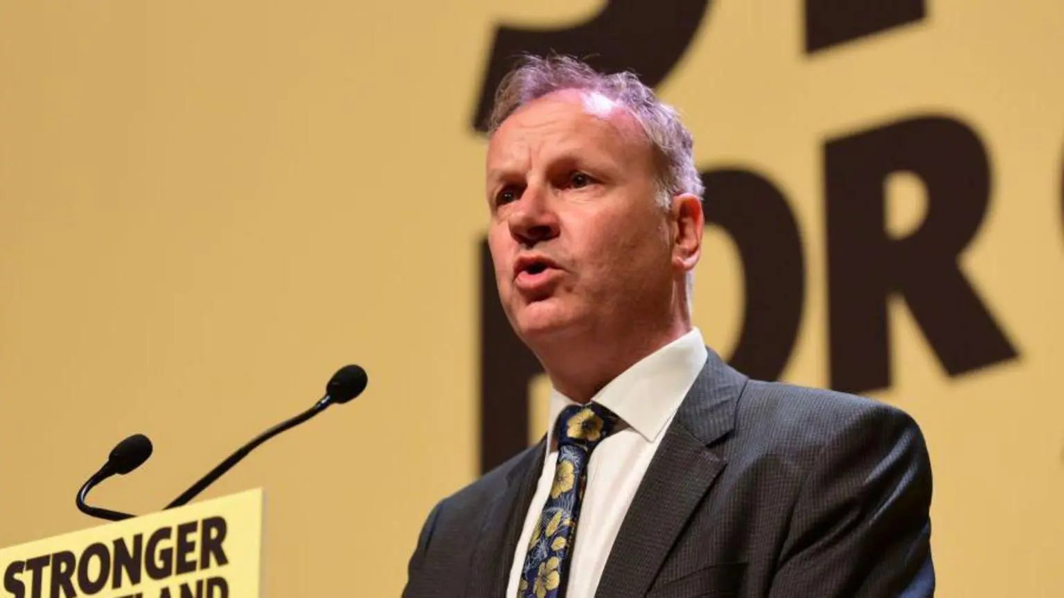 Депутат парламента требует закрыть чат-бот Илона Маска из-за его обвинений в пособничестве бандам, занимающимся грумингом 2 Пит Уишарт, депутат парламента, фотография 2017 года.