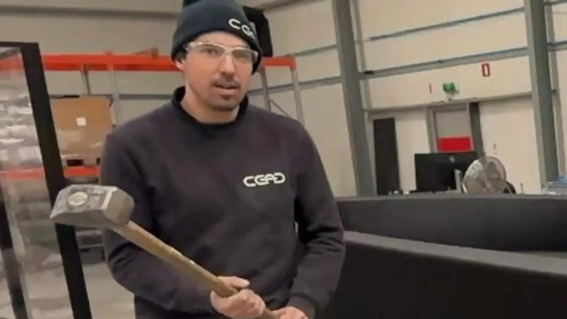 Станут ли лодки прорывом в технологии 3D-печати? 1 Испытание кувалдой