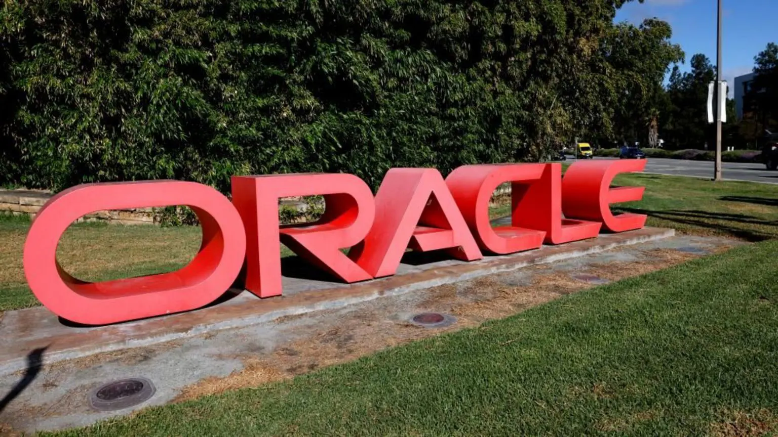 Акции Oracle падают, поскольку финансовые результаты не развеивают опасения по поводу пузыря ИИ 1 Красный логотип Oracle виден на фасаде офисов компании в Редвуд-Сити, Калифорния