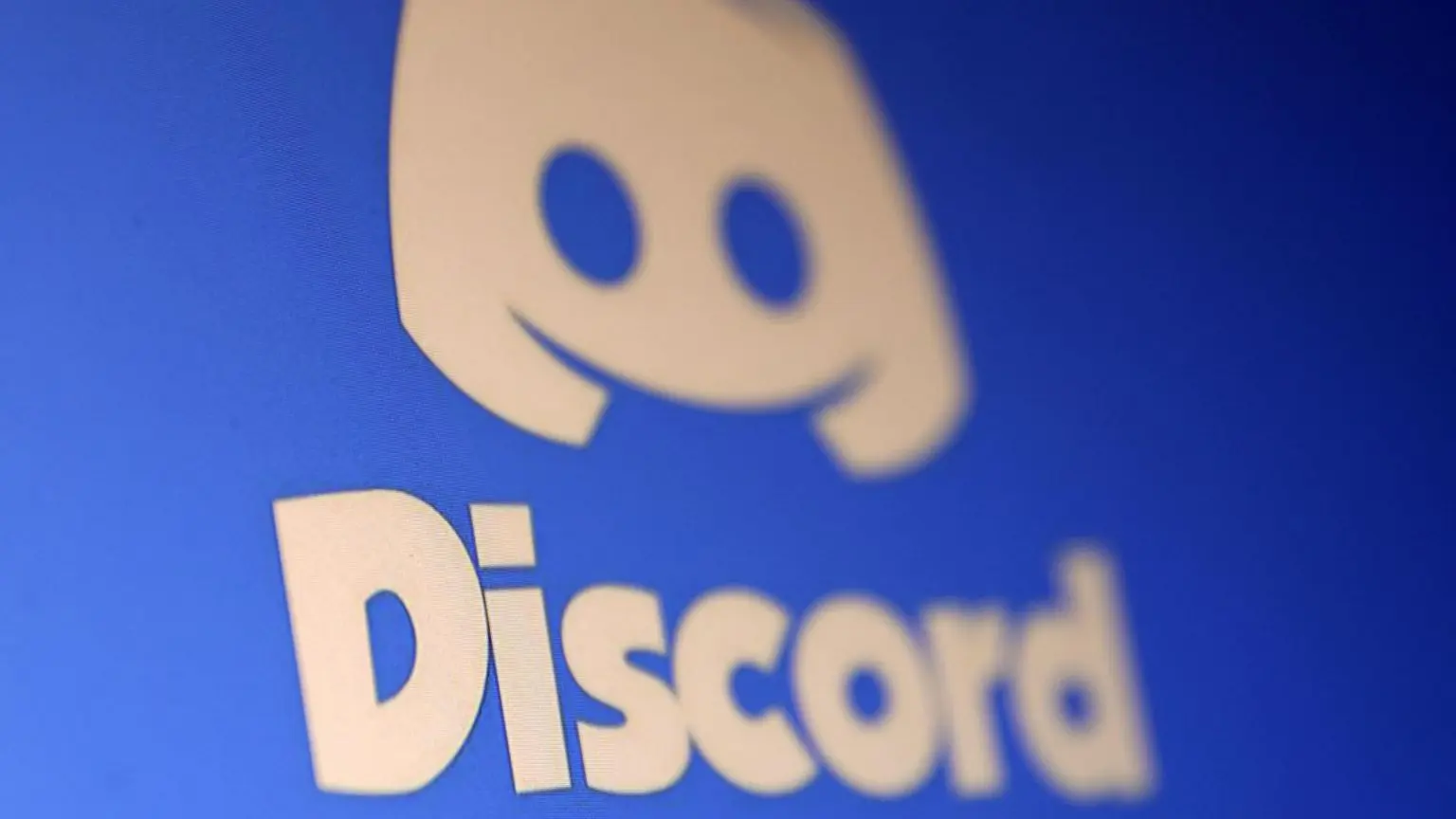Discord откладывает планы по проверке возраста после протестов пользователей 1 Стилизованное название и логотип Discord белого цвета на небесно-голубом фоне.