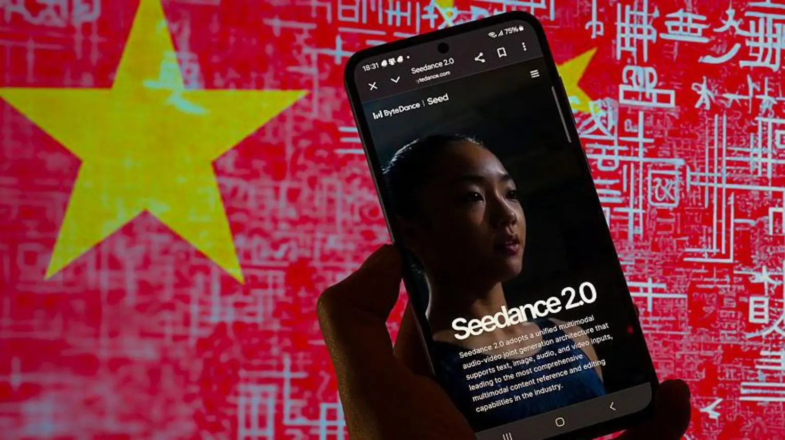 Китайское приложение с искусственным интеллектом повергло Голливуд в панику 1 Домашняя страница китайской модели генерации видео с помощью ИИ Seedance 2.0, отображаемая на мобильном телефоне, который держат на фоне китайского флага