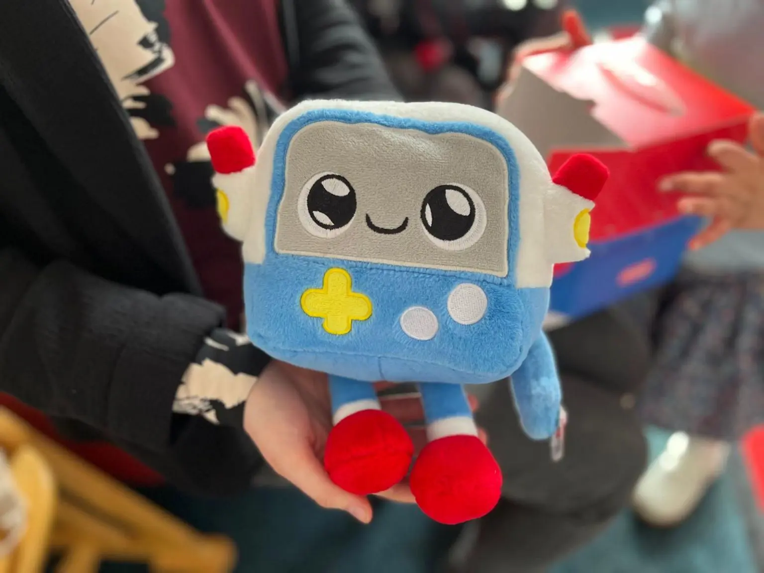 Исследователи предупреждают, что игрушки с искусственным интеллектом для детей неправильно считывают эмоции и реагируют неадекватно 2 Исследователи из Кембриджа изучали маленьких детей, играющих с Габбо, у которого есть генеративный голос на основе искусственного интеллекта.