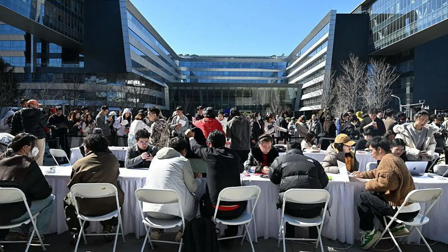 Как Китай влюбился в лобстера: что ИИ-помощник говорит нам об амбициях Пекина 2 Обычные люди выстраивались в очередь перед штаб-квартирами Tencent и Baidu за бесплатными персонализированными версиями OpenClaw.