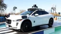 Компания Waymo приостановила работу роботакси в пяти городах США после того, как автомобили выехали на затопленные дороги.