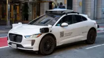 Тысячи автомобилей Waymo отозваны после того, как роботакси смыло в ручей.