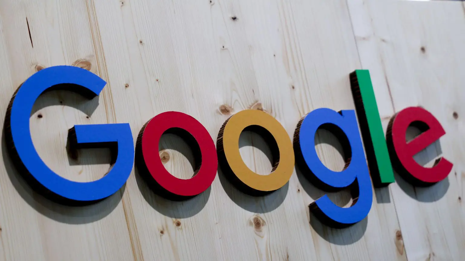 Сотрудника Google обвинили в использовании внутренних данных для заработка 1,2 миллиона долларов на ставках. 1 Логотип Google