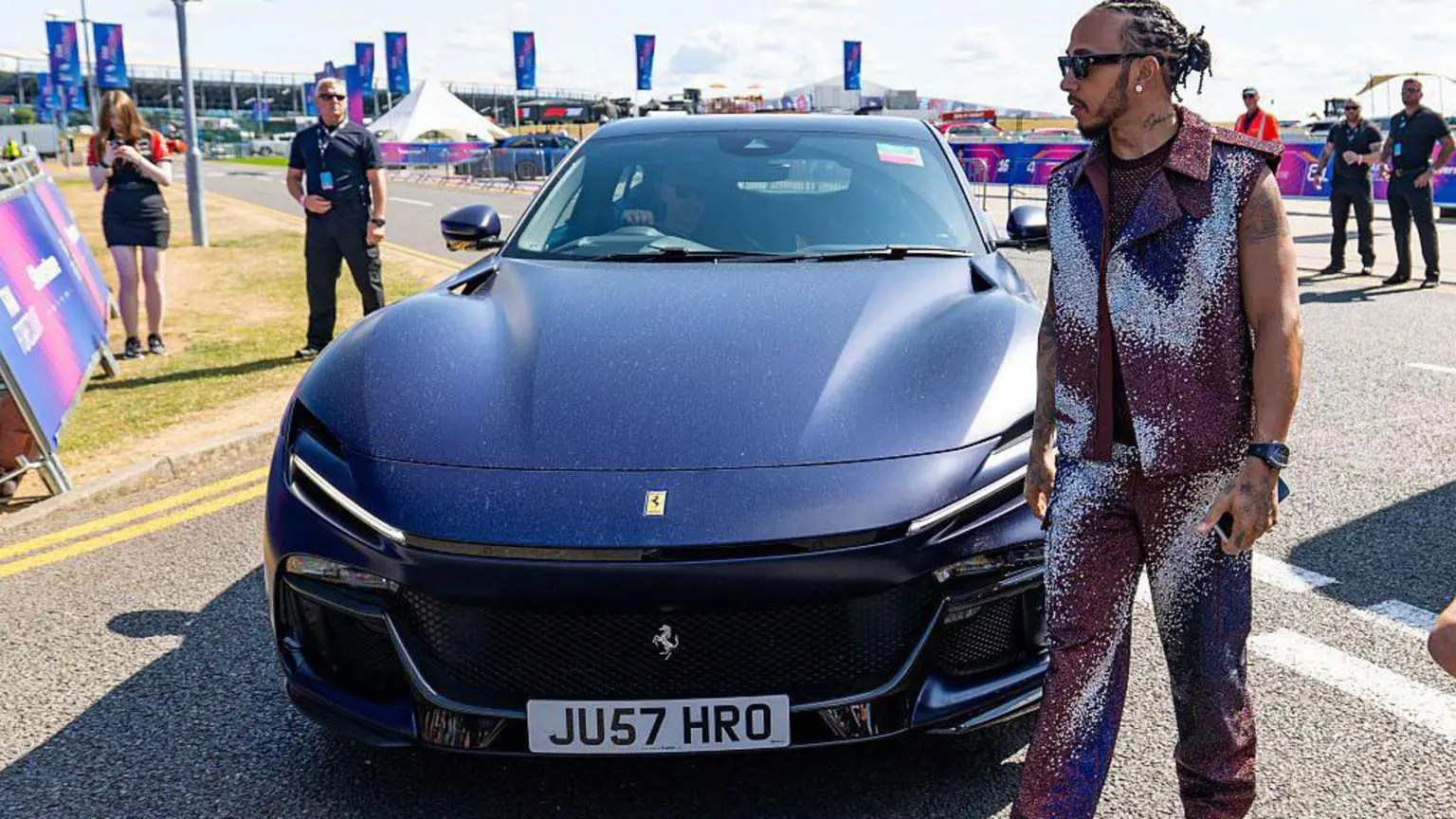 Компания Ferrari хотела составить конкуренцию китайским электромобилям с помощью модели Luce, но затем началась негативная реакция. 4 У пилота Ferrari в Формуле-1 Льюиса Хэмилтона есть Purosangue, первый внедорожник Ferrari.