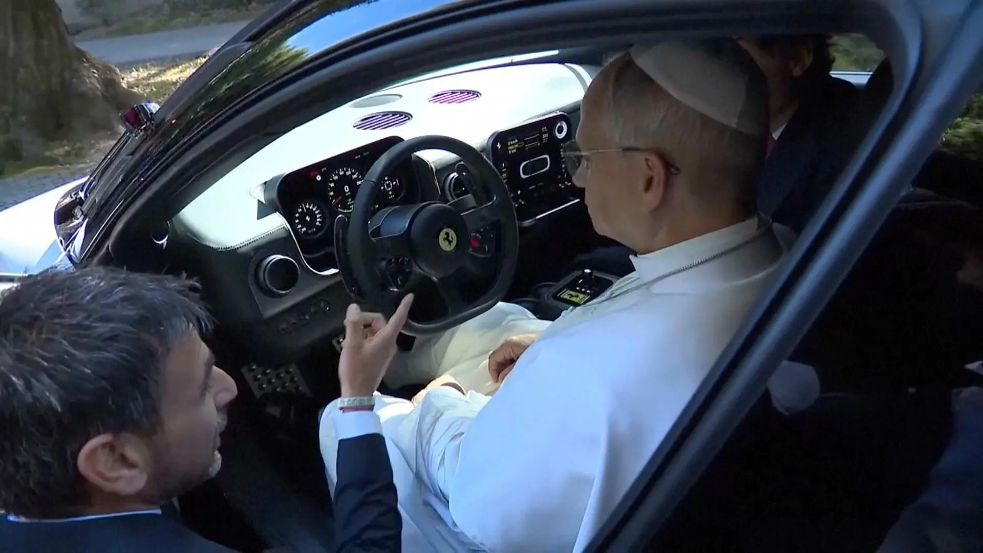 Компания Ferrari хотела составить конкуренцию китайским электромобилям с помощью модели Luce, но затем началась негативная реакция. 3 Папа Лев осмотрел первый полностью электрический автомобиль Ferrari.
