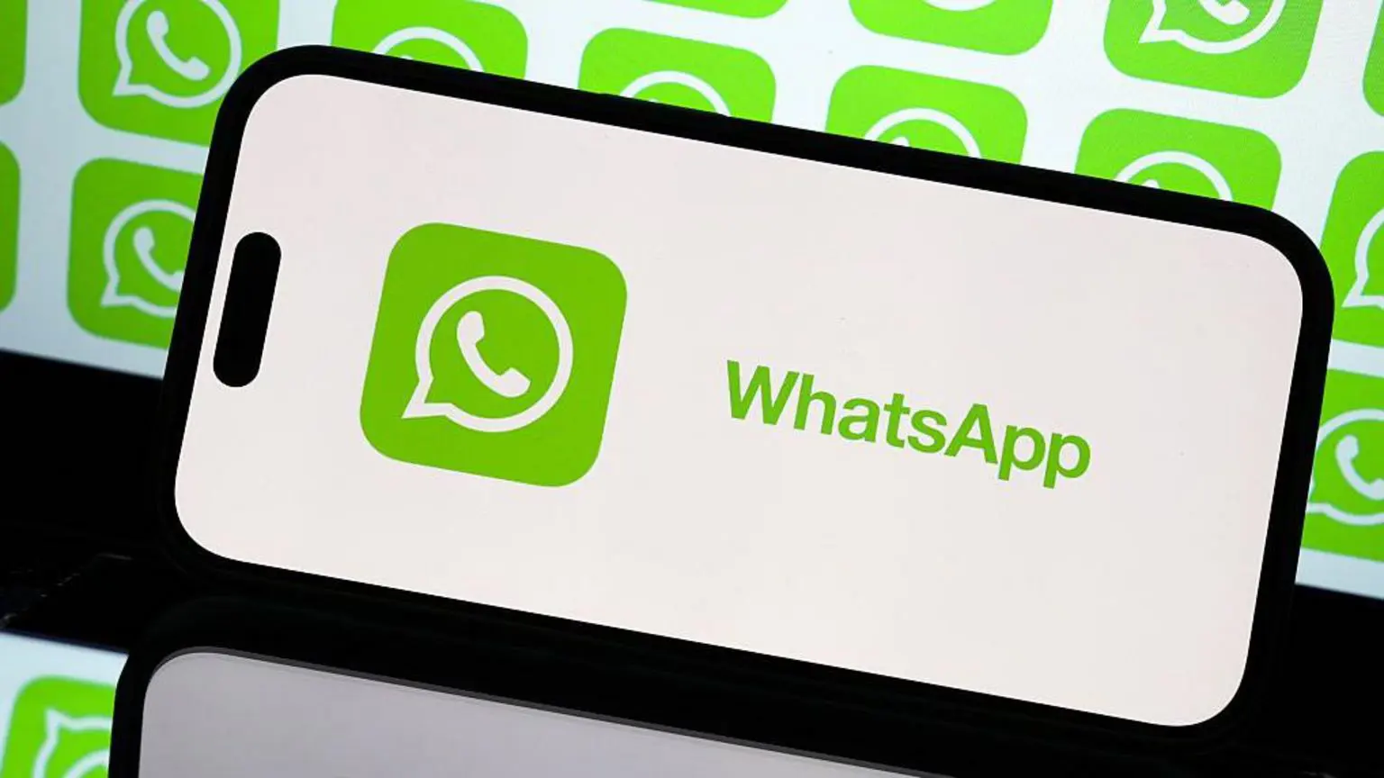 WhatsApp возглавит основатель индийского стартапа Уилл Кэткарт, который покинет свой пост. 1 Логотип WhatsApp отображается на белом фоне на смартфоне, а внизу виднеется отражение экрана. За смартфоном находится увеличенное изображение повторяющихся зеленых логотипов WhatsApp, на которых изображен телефон внутри облачка с сообщением.