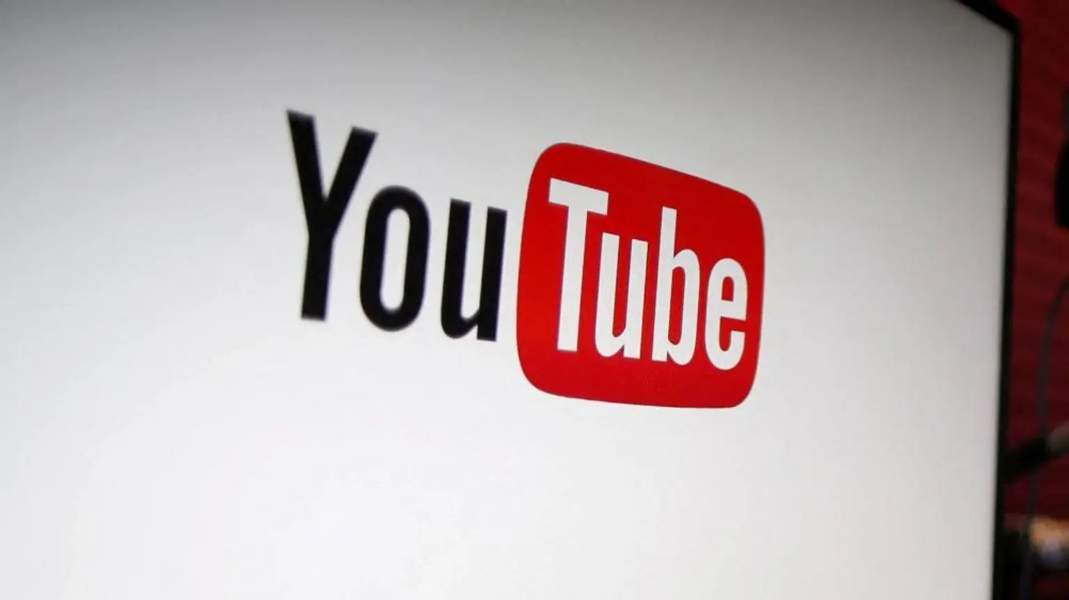 YouTube, принадлежащий Google, урегулировал дело о зависимости от социальных сетей с подростком. 1 Логотип YouTube, включающий красную рамку вокруг слова «Tube».