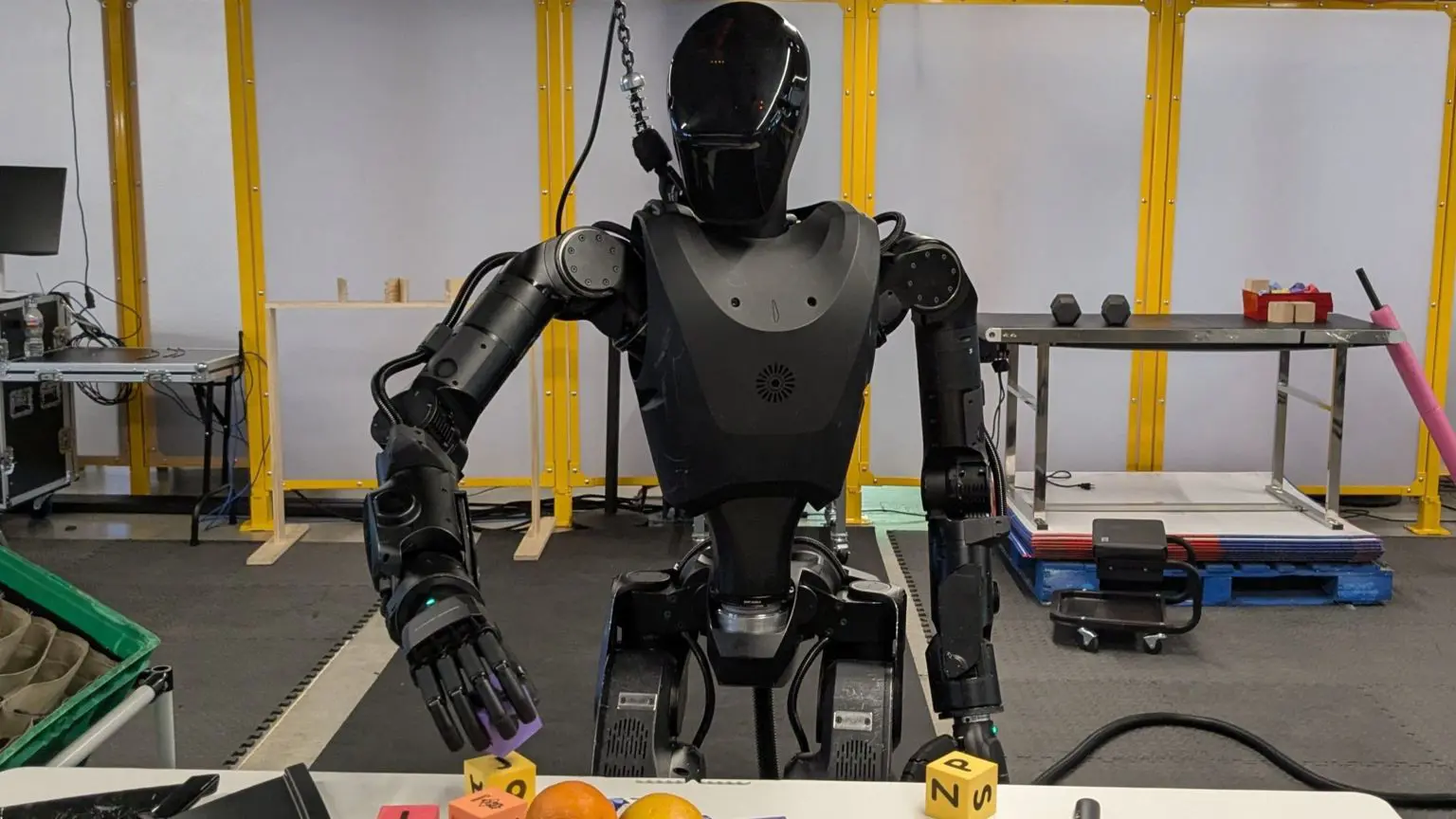 Могут ли человекоподобные роботы появиться на поле боя? 1 Робот Phantom компании Foundation Robotics осваивает базовые задачи.
