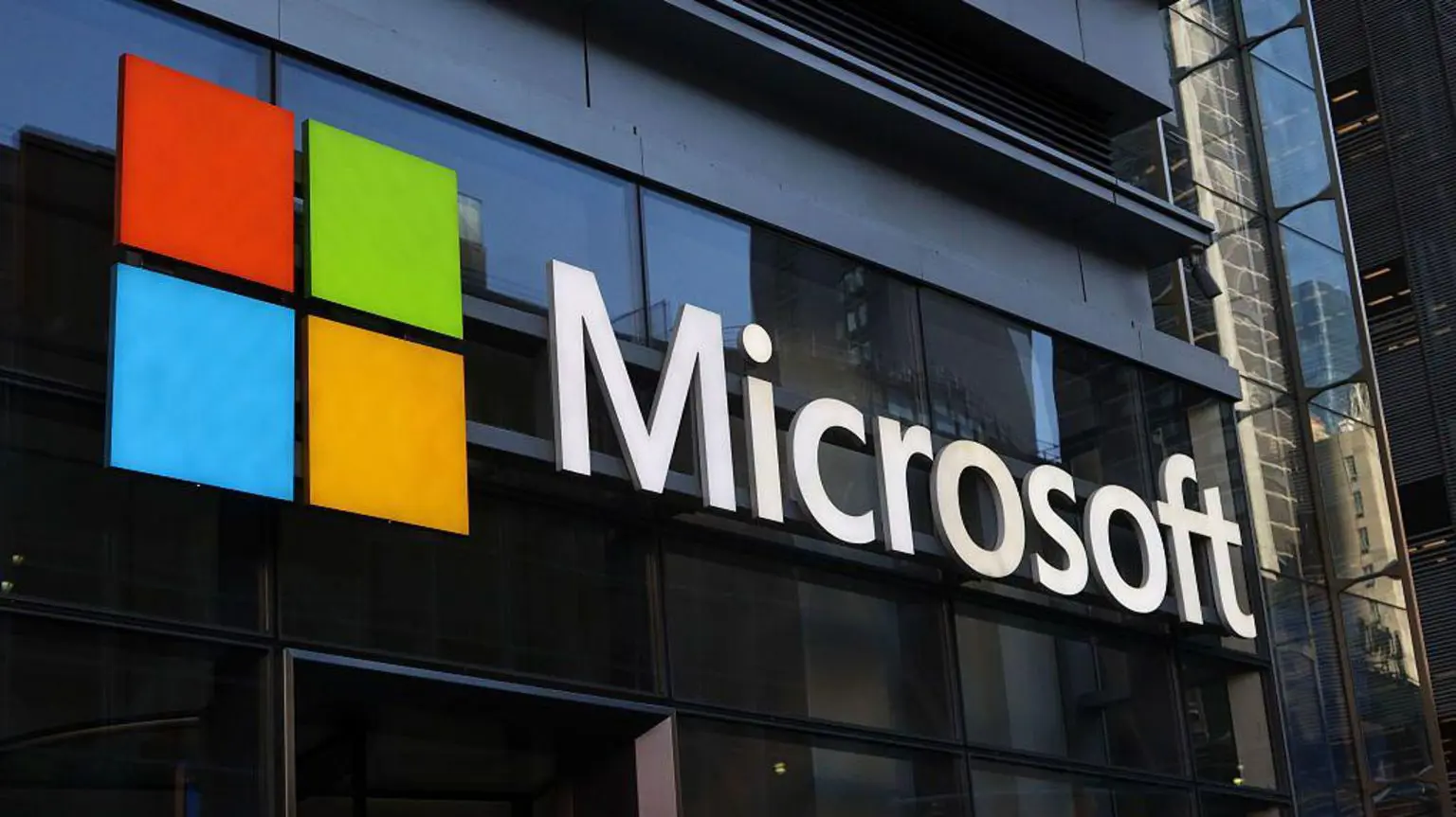 Microsoft сокращает 4800 рабочих мест и уменьшает масштабы Xbox в рамках «значительной реструктуризации». 1 Здание Microsoft с вывеской, на которой изображен логотип компании.
